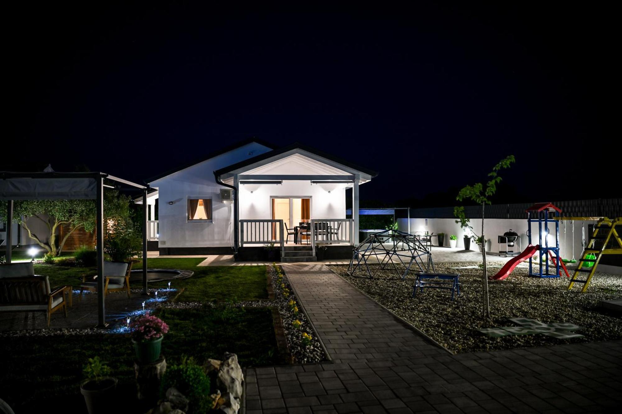Holiday Home Aprilis With Pool, Jacuzzi And Sauna Galovac  Eksteriør billede